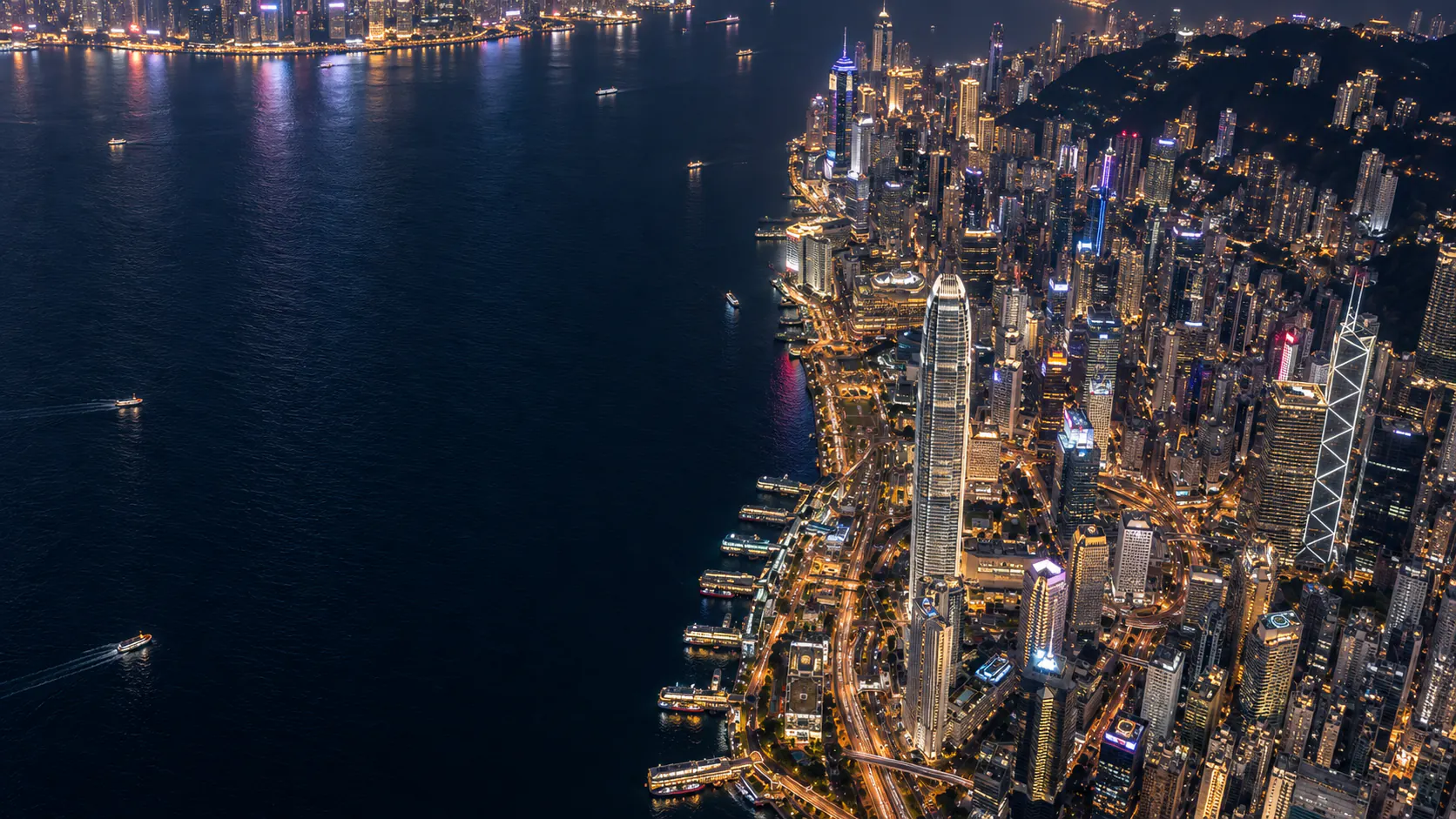 由九龍上空望向維多利亞港及香港島夜景