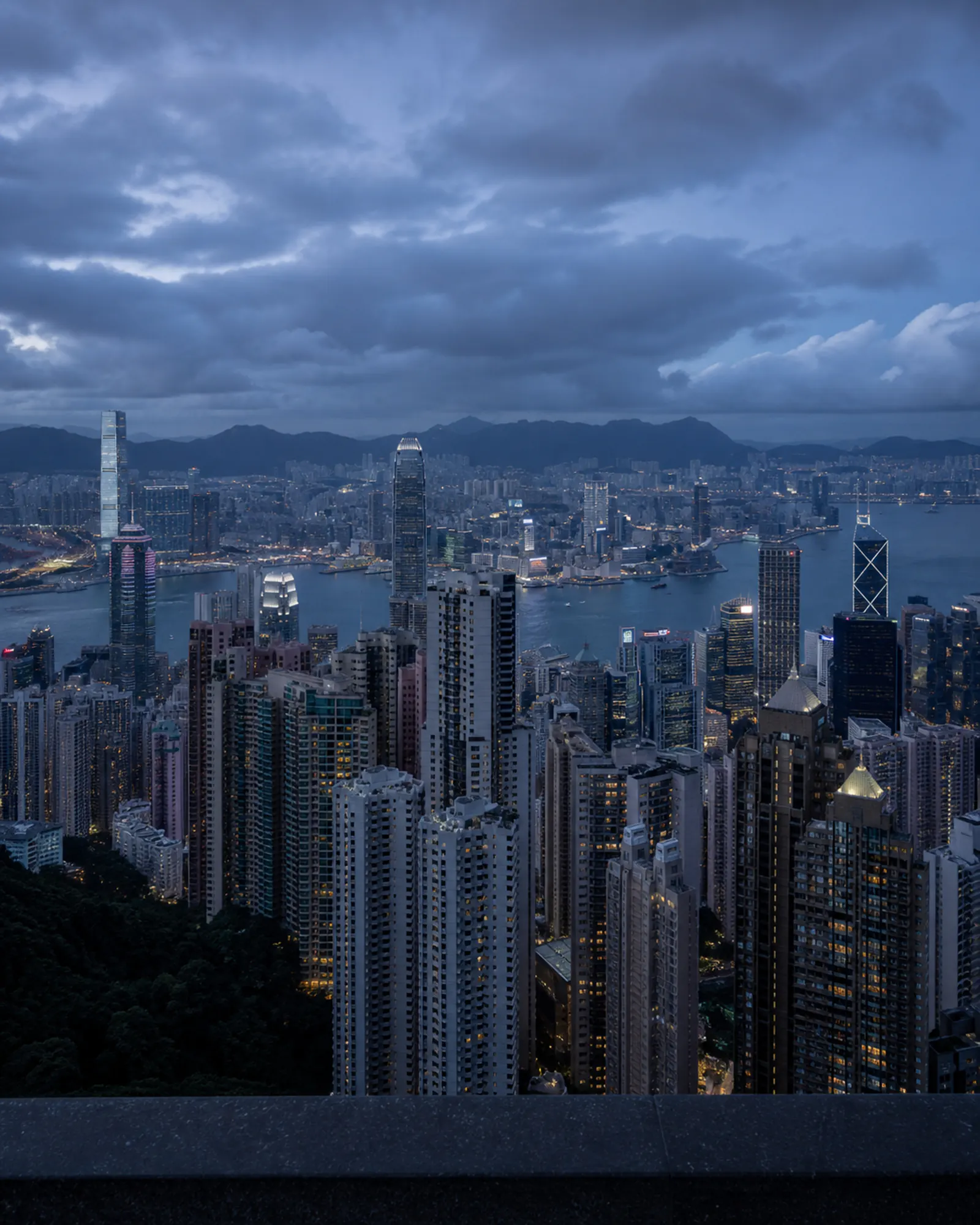 藍調時分的香港城市與維多利亞港